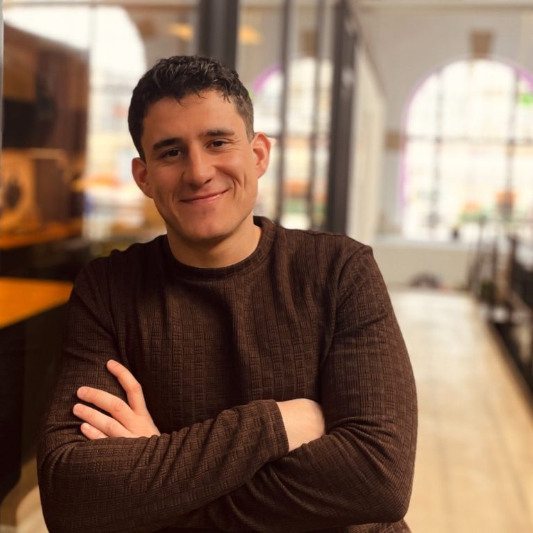 Schnittsoftware-Benutzeroberfläche mit Video- und Audioeditor sowie einer Frau im Vorschaufenster.